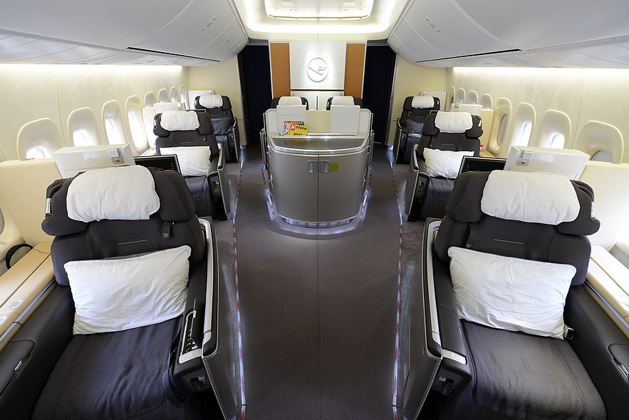 Review Lufthansa B747 8 Intercontinental First Class 