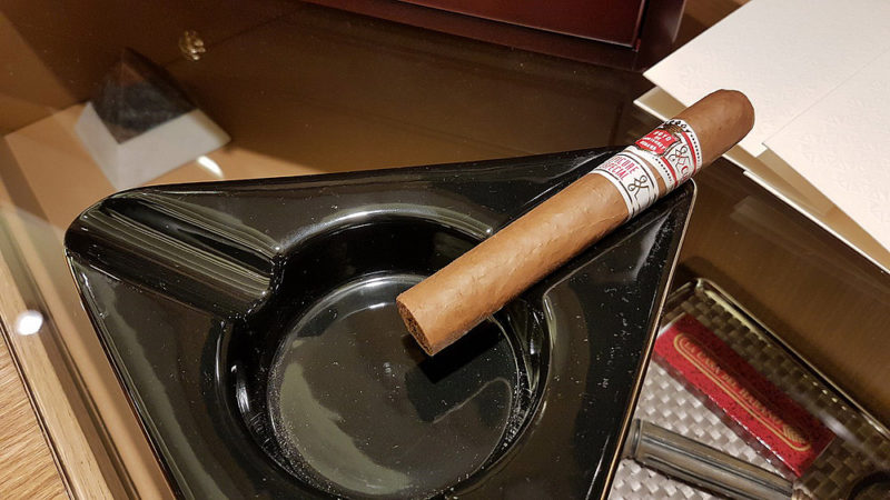 a cigar in a ashtray