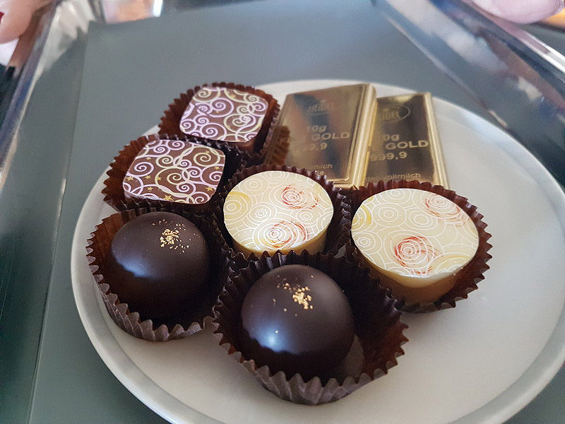 Singapore Airlines A350 Business Class chocolate