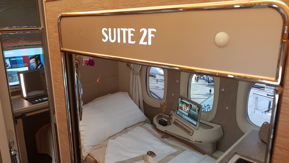 Emirates new B777 First Class Middle Suite 2F with virtual window view