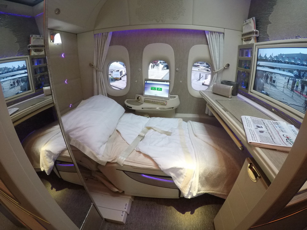 Emirates NEW B777 First Class Suites 2A