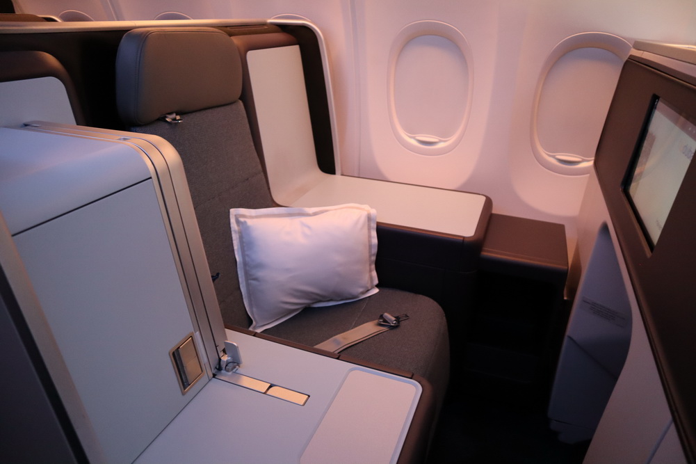 Flydubai B737 MAX 8 Business Class seat 2B