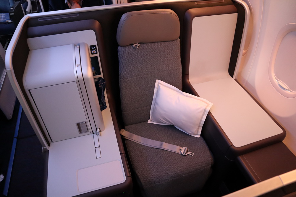 Flydubai B737 MAX 8 Business Class seat 2B