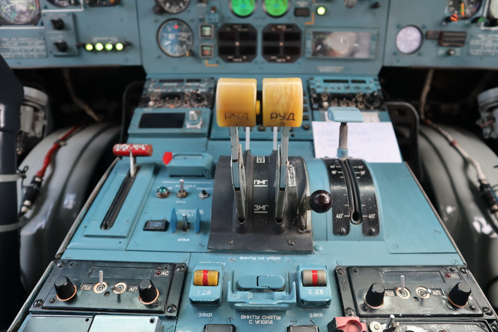 Antonov 140 cockpit