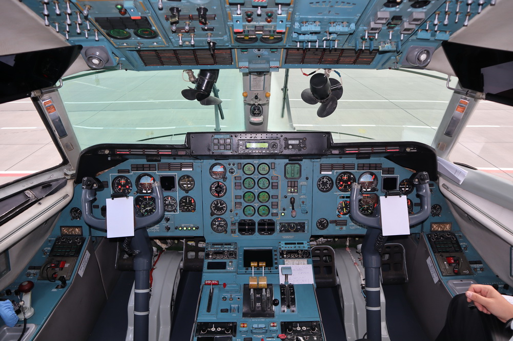 Antonov 140 cockpit