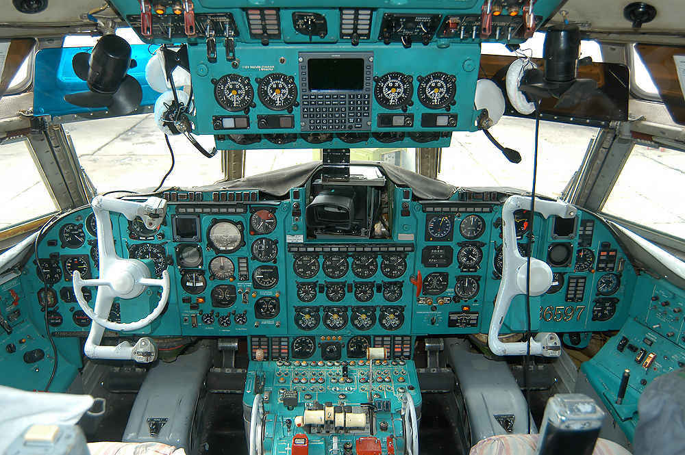 https://samchui.com/wp-content/uploads/2018/08/The-cockpit-of-Vim-Airs-Il-62M-Sam-Chui.jpg