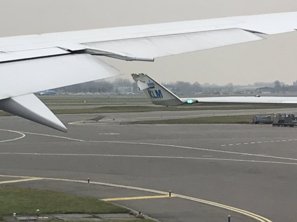 KLM Boeing 747 and 787 Dreamliner collide during taxi