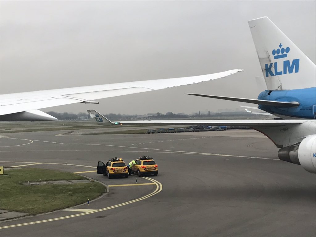KLM Boeing 747 and 787 Dreamliner collide during taxi
