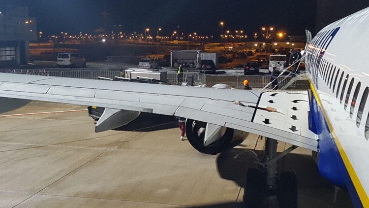 Ryanair Boeing 737 landing gear penetrates wing upon retraction