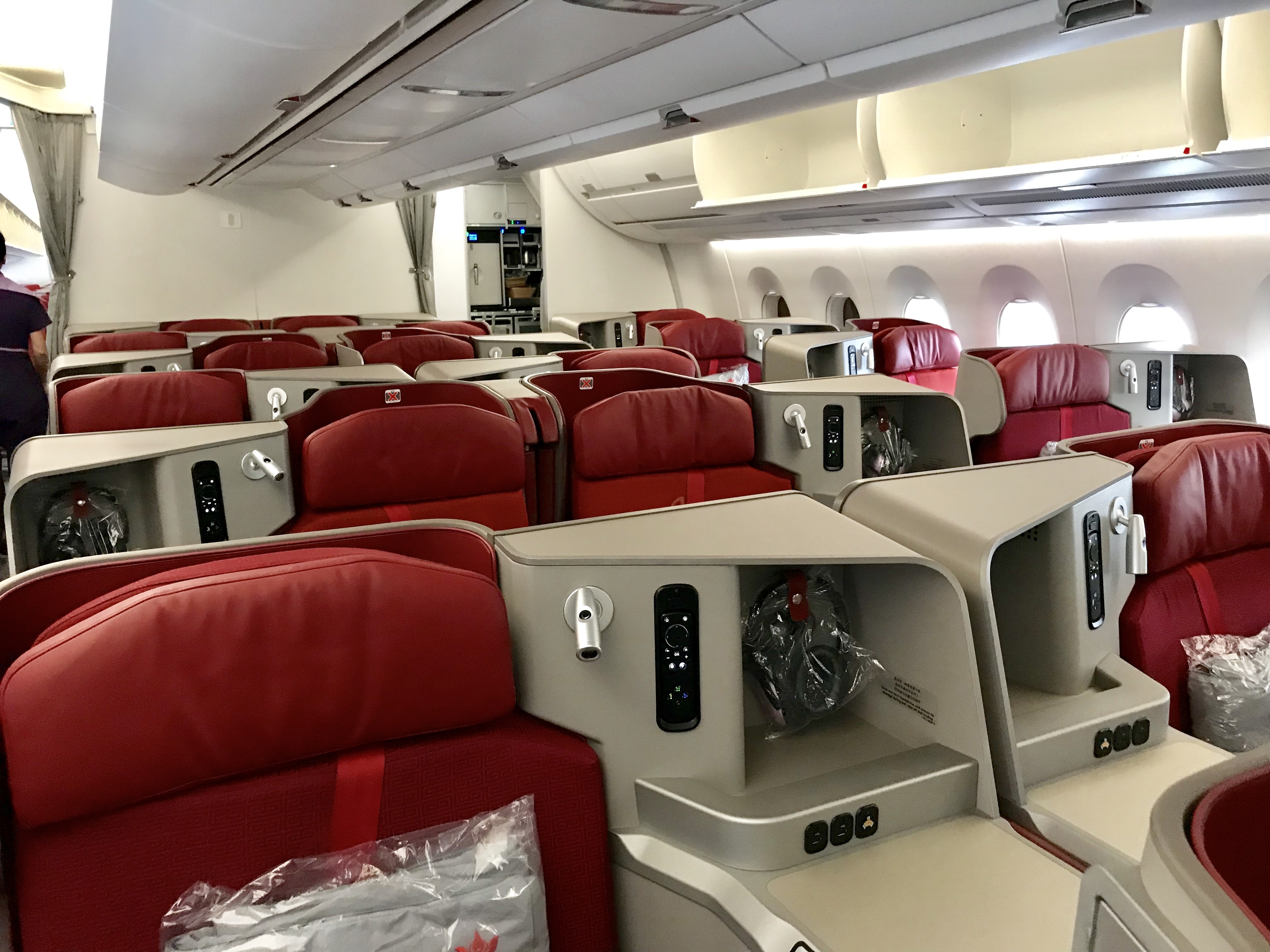 Hong Kong Airlines Terminates 170 Employees And Offers Only Water On Board Samchui Com