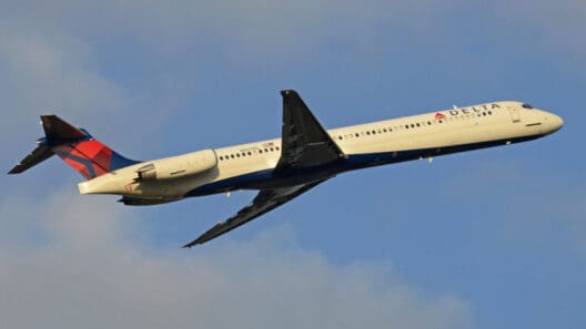Delta MD-88 experiences unusual engine failure