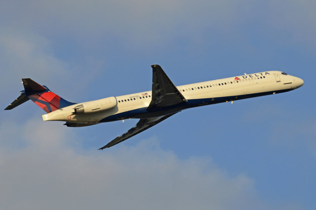 Delta MD-88 experiences unusual engine failure