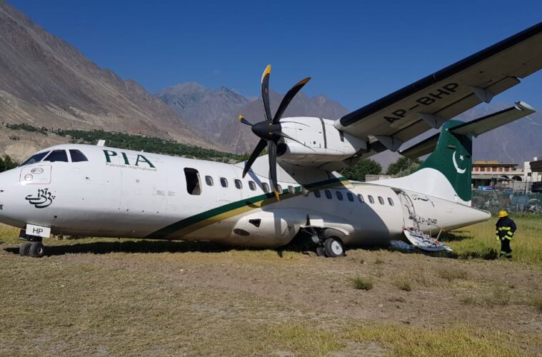 Pakistan International Airlines Atr 42 Skids Off Runway Samchui Com