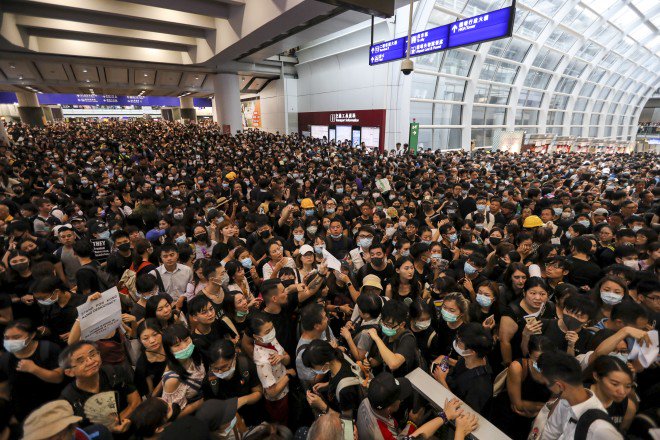 a large crowd of people in a station