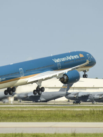 Vietnam Airlines Receives First Boeing 787-10 Dreamliner