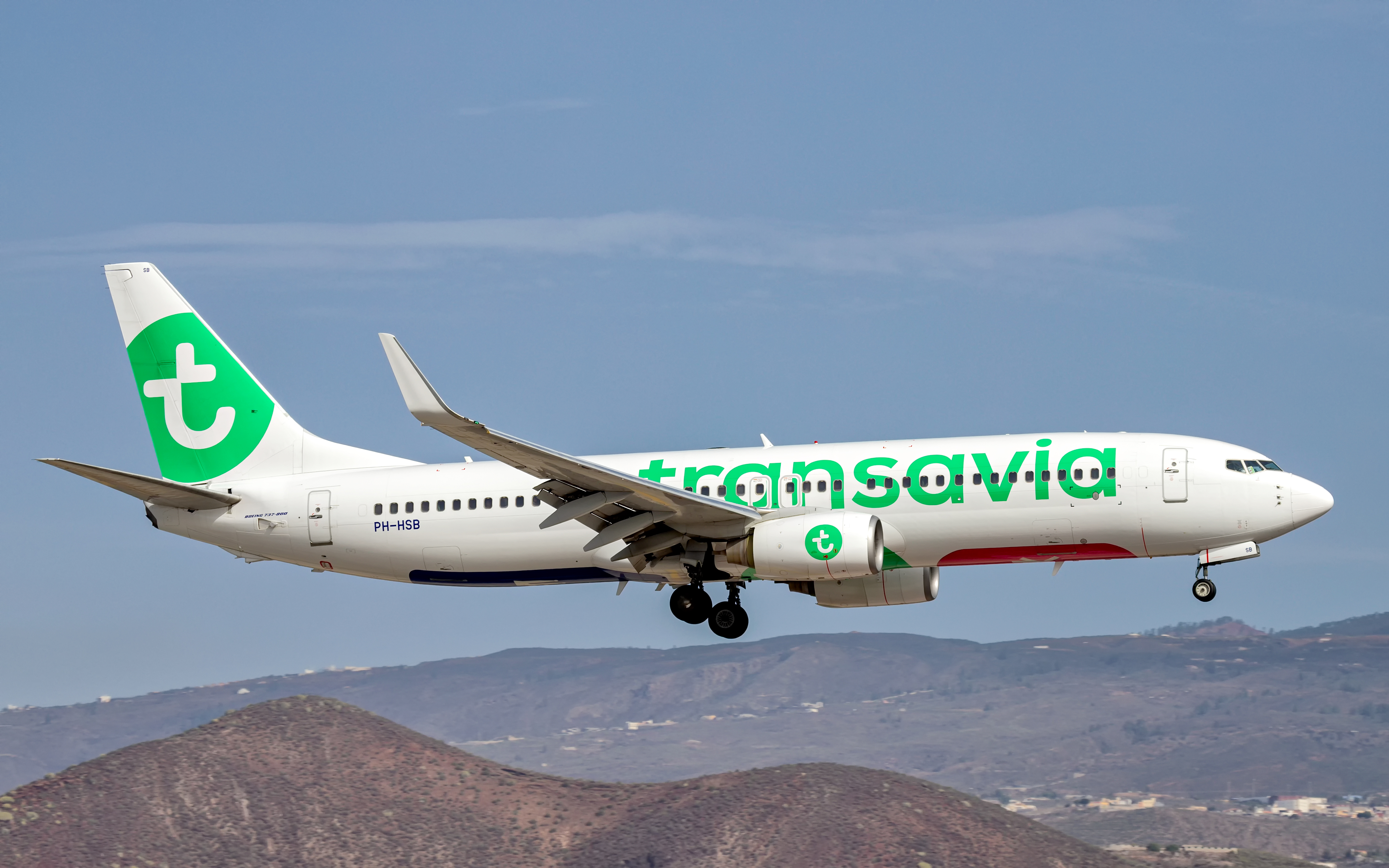 Transavia 737 Almost Takes Off From Taxiway
