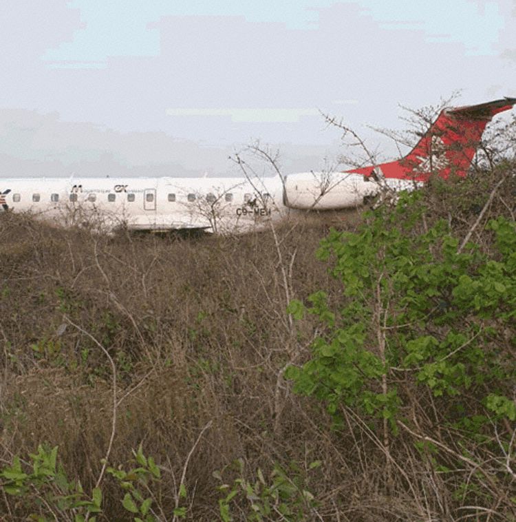Moçambique Expresso Embraer ERJ-145 Skids off Runway