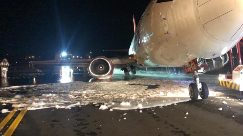 Avior Airlines Boeing 737-400 Landing Gear Collapses