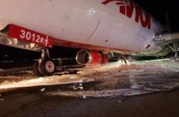 Avior Airlines Boeing 737-400 Landing Gear Collapses