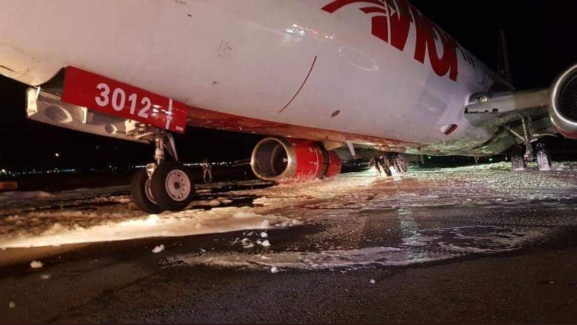 Avior Airlines Boeing 737-400 Landing Gear Collapses