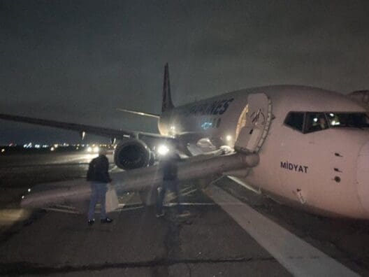 Turkish Airlines Boeing 737-800 Skids off Runway