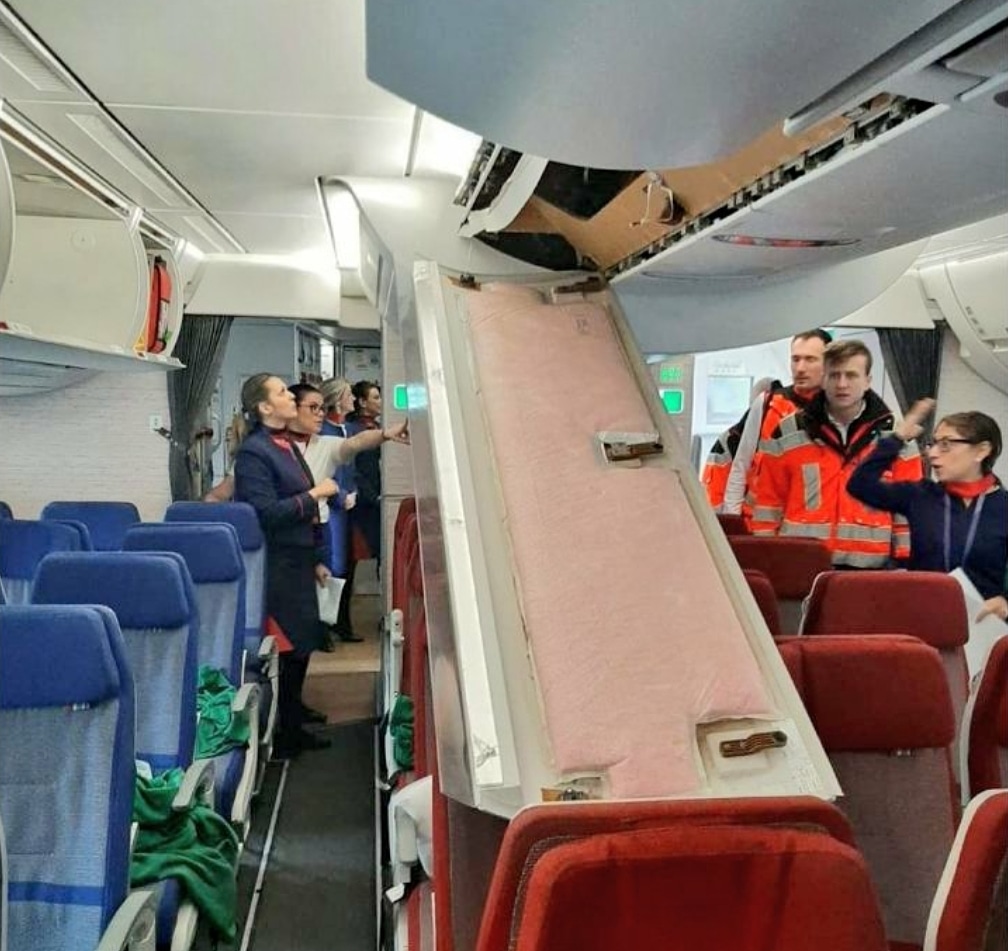 Airbus A350 Ceiling Panel Falls On Passenger Samchui Com