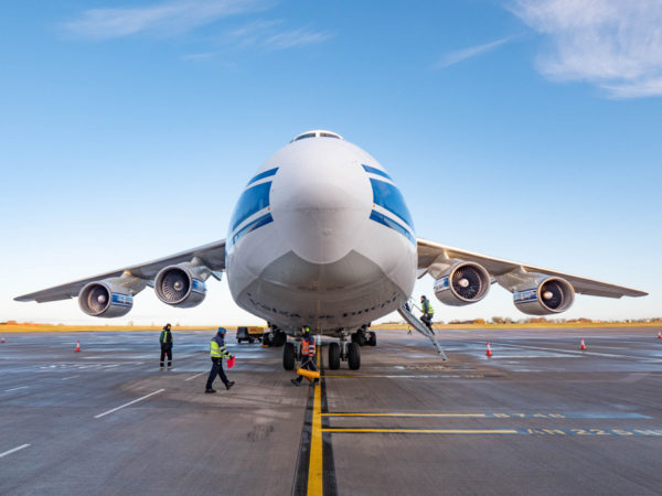 Flying Volga Dnepr Antonov An-124 Cargo Transporter - SamChui.com