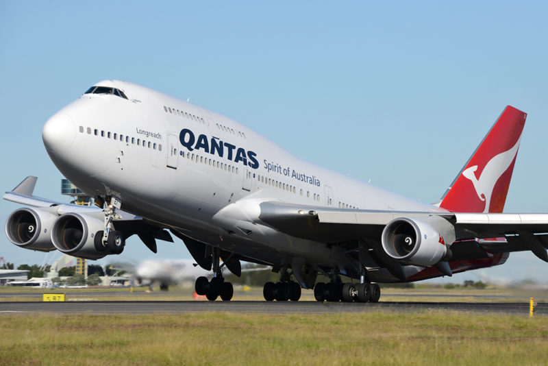 Qantas B747-400/ER Photo by Sam Chui