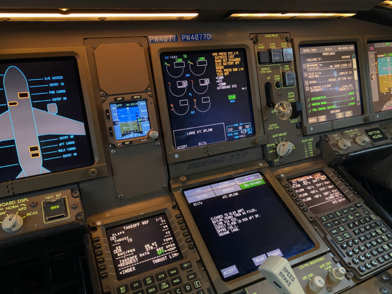 United B777-200 cockpit