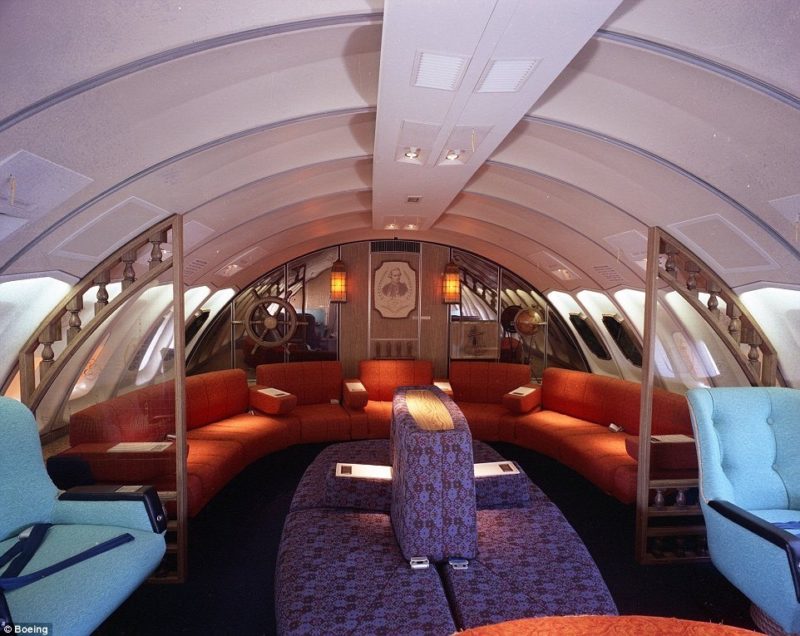 Qantas B747-200B Upper Deck Captain Cook Lounge