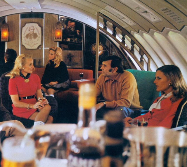 Qantas B747 Upper Deck Captain Cook Lounge