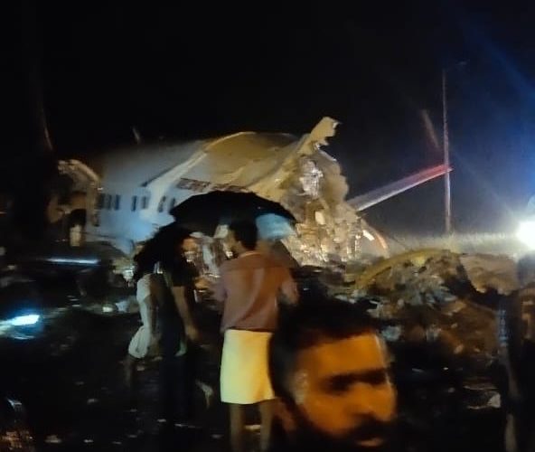 Air India Express B737 Crash Landed at Calicut, Pilot killed - SamChui.com