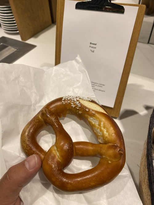 a hand holding a pretzel