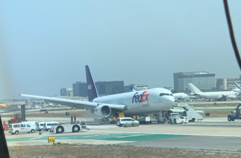 FedEx B767 Makes Emergency Landing at LAX - SamChui.com