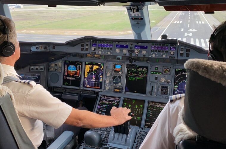 airbus a380 pilot cabin