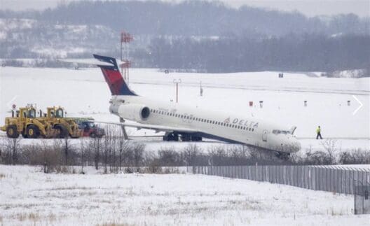 Delta Airlines B717 Skidded Off Taxiway at Pittsburgh
