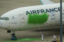 Greenpeace Activists Vandalise Air France 777