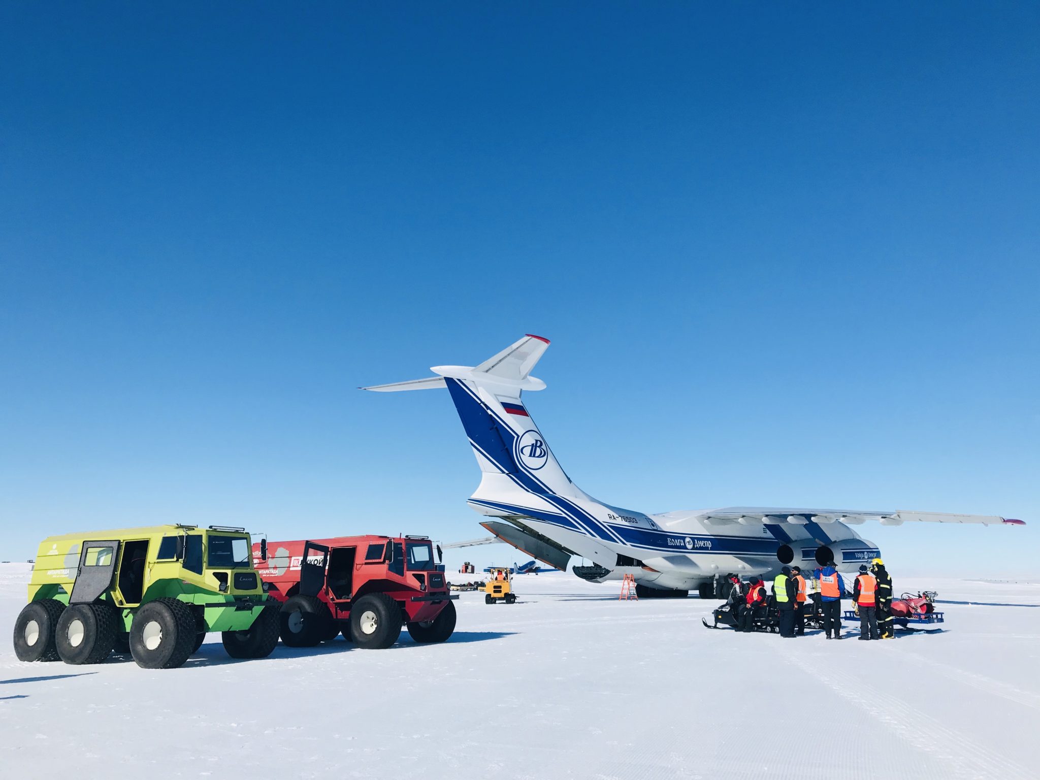 Компания самолет. Ил-76тд-90вд Антарктида. Ил 76 Волга Днепр в Антарктиде. Ил 76 в Антарктиде. Волга-Днепр Антарктида.