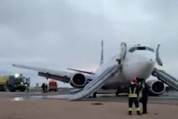 Caspian Airlines Boeing 737 Main Landing Gear Collapses on Landing