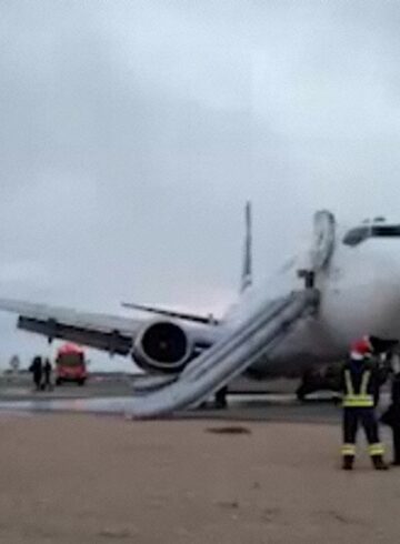Caspian Airlines Boeing 737 Main Landing Gear Collapses on Landing