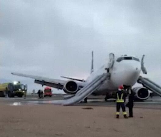 Caspian Airlines Boeing 737 Main Landing Gear Collapses on Landing