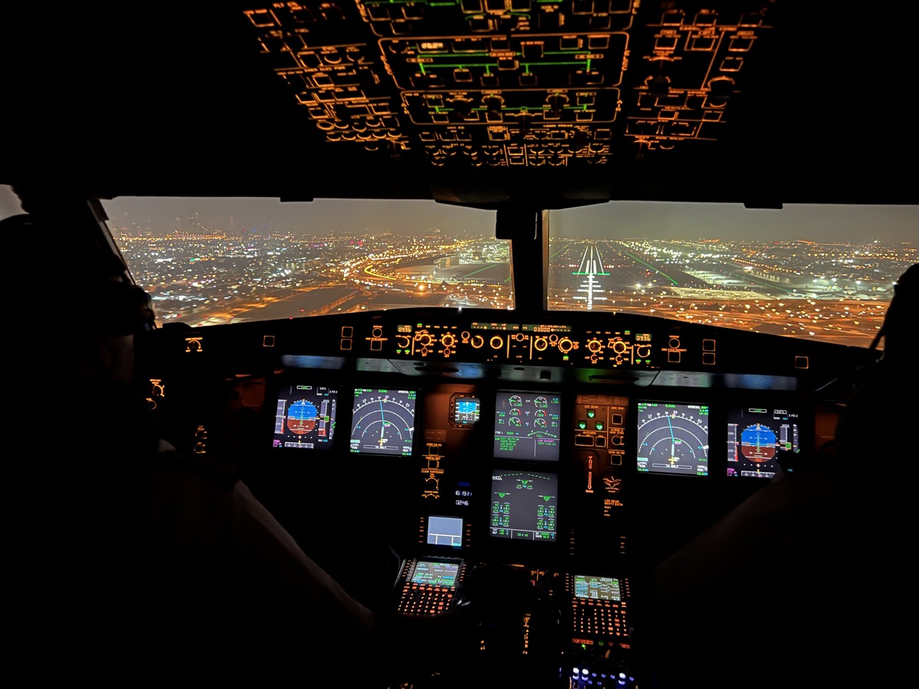 Approaching Dubai Int'l Airport runway 30