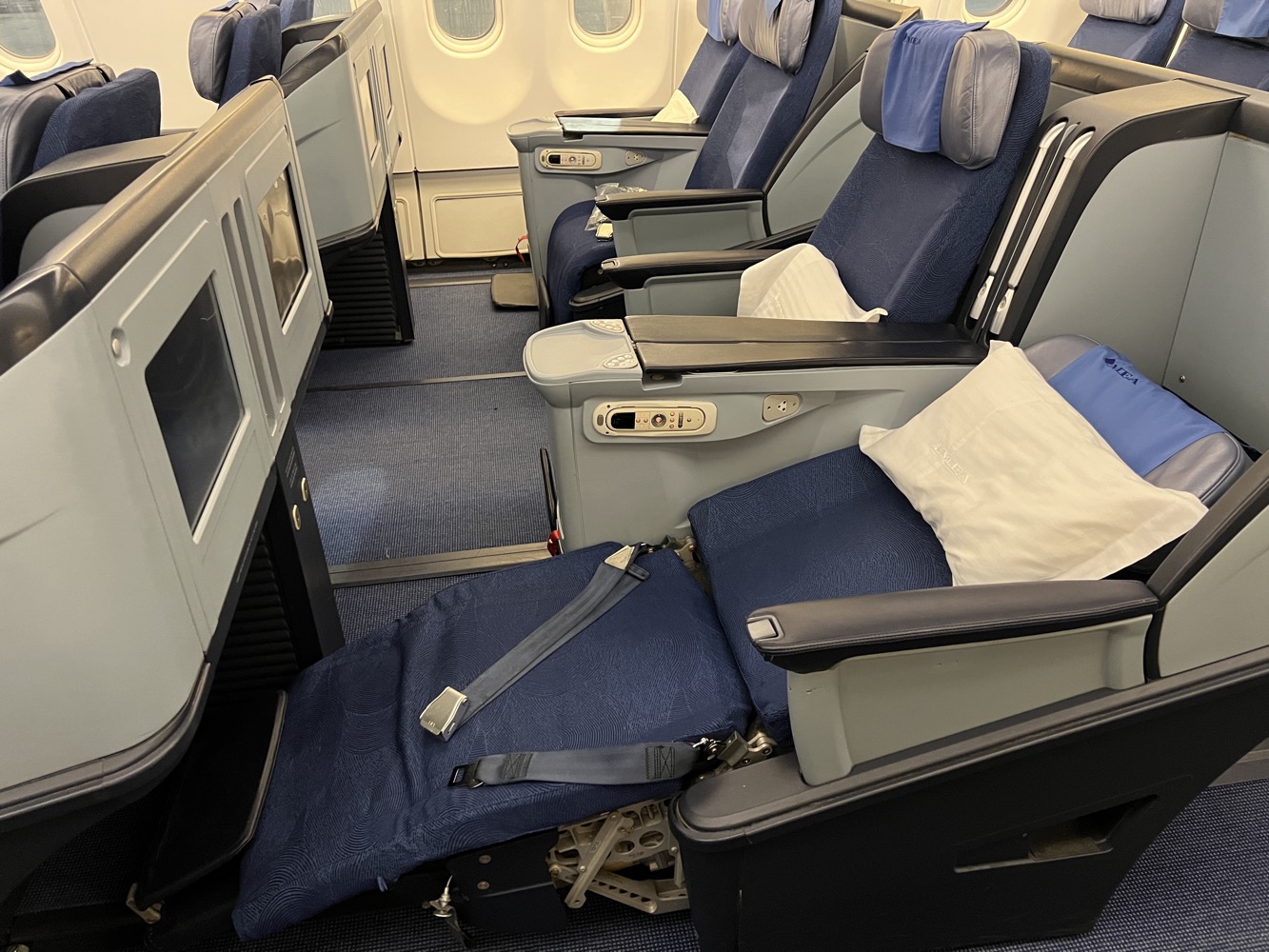 The seats are the first generation angled lie-flat seats manufactured by RECARO. The longest flight MEA serve is about 6 hours to Africa (Lagos, Accra, Abidjan).