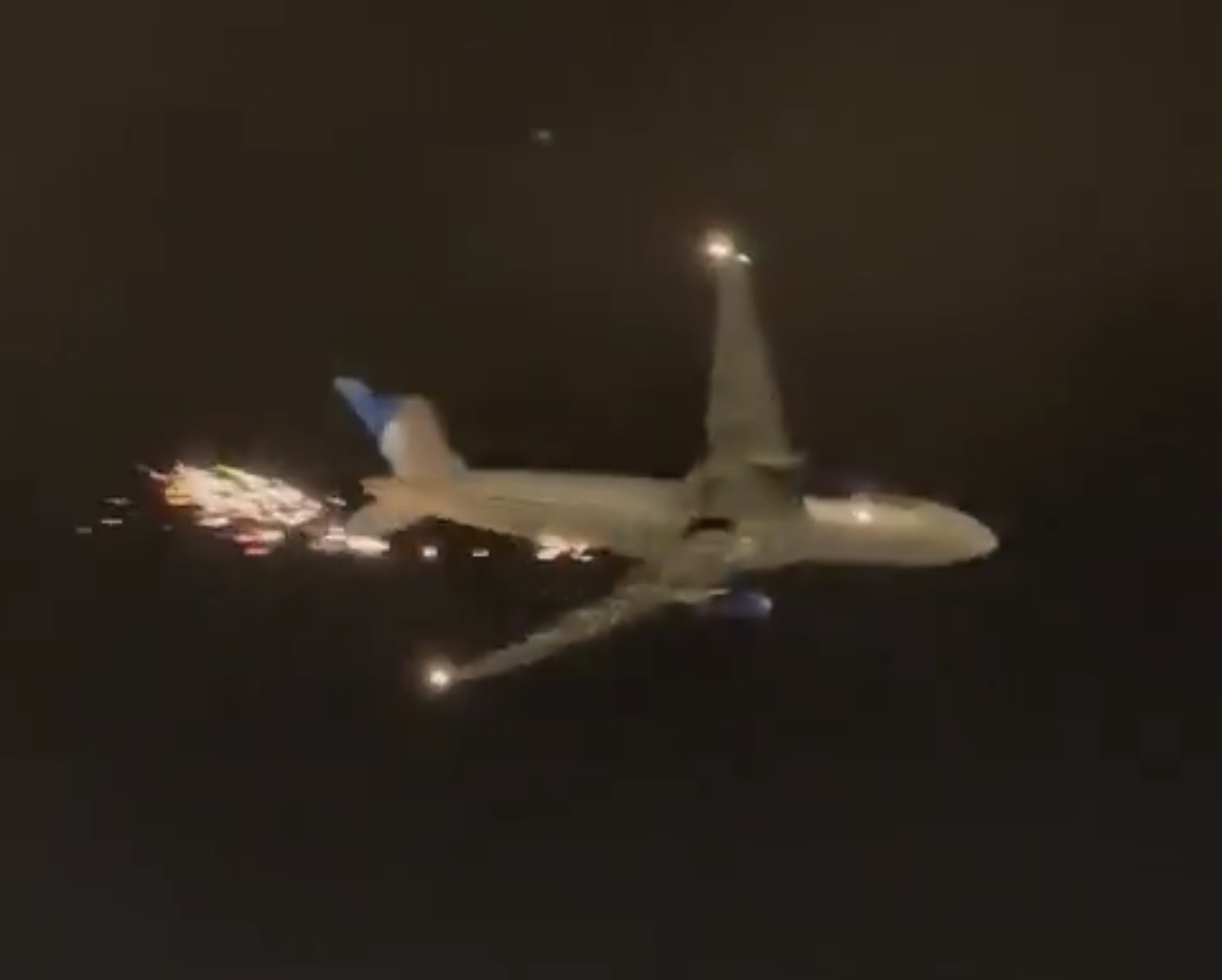 United Airlines Boeing 777 Returns After Sparks & Debris Fall + Ground 25 B777-200