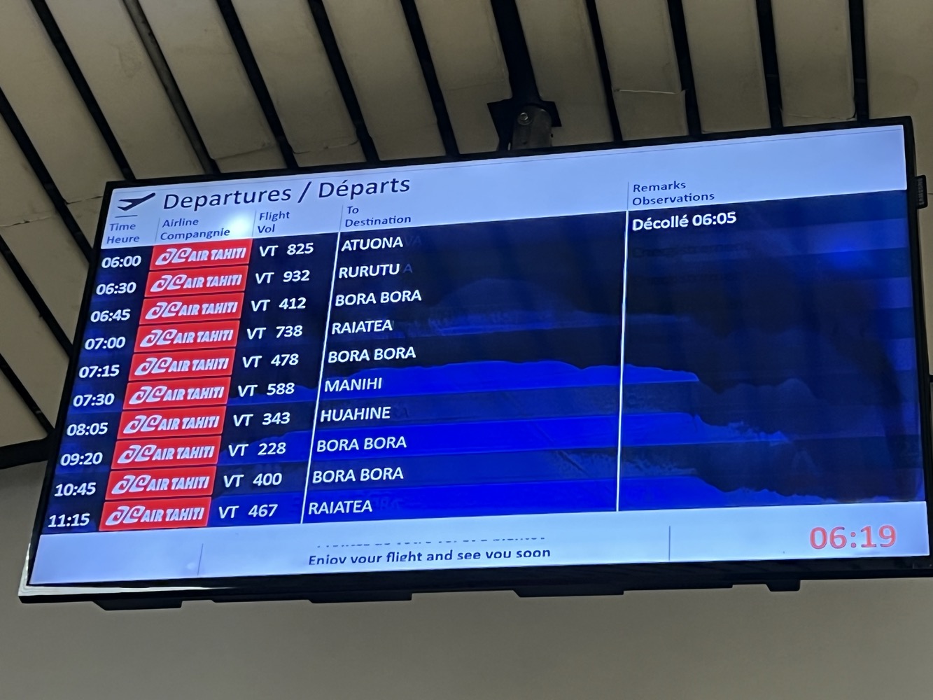 a screen with a blue and red text