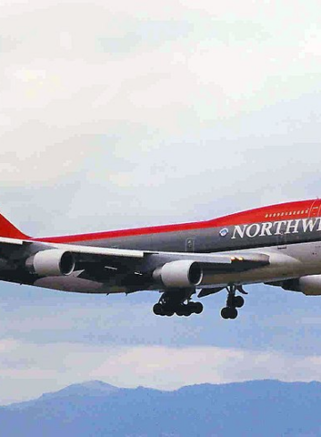 Miracle On Northwest Airlines Flight 85 - How 4 Pilots Saved 404 Lives?