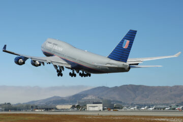 Miracle On United B747-400 - How Pilots Narrowly Avoided Crashing Into a Mountain?