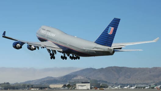 Miracle On United B747-400 - How Pilots Narrowly Avoided Crashing Into a Mountain?