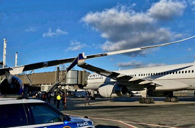 United B787 and B757 Collide at Newark Airport