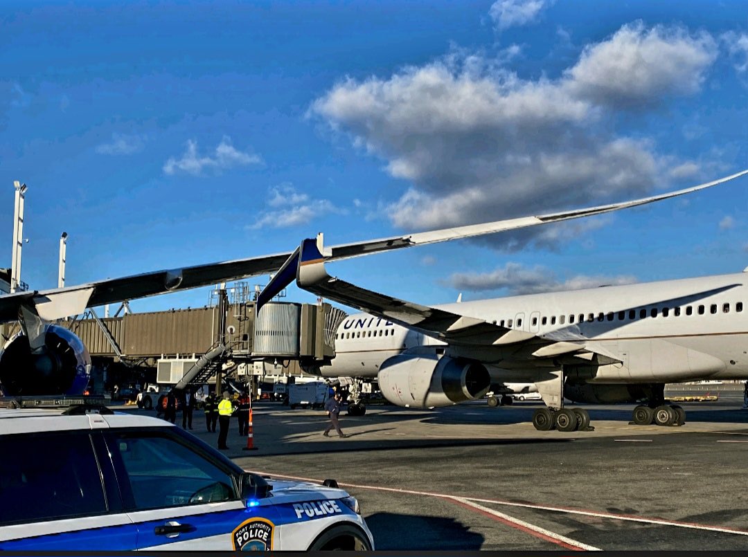United B787 and B757 Collide at Newark Airport